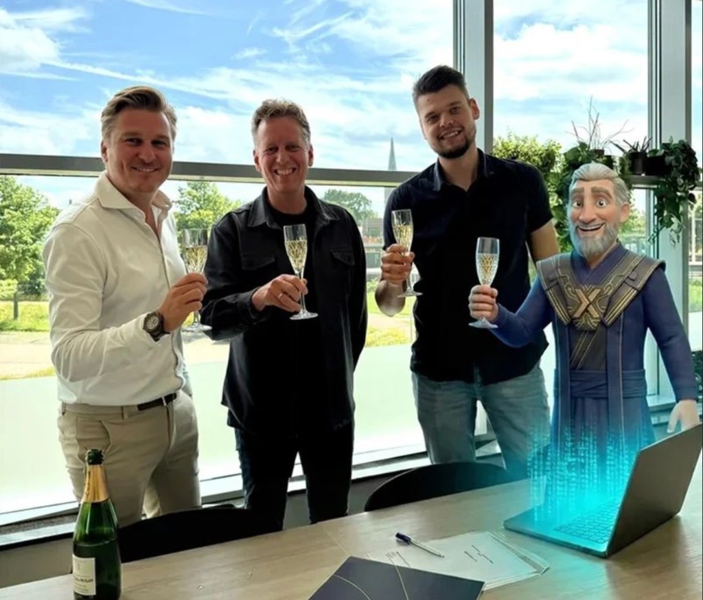 Het team van SocraNext proost op de lancering